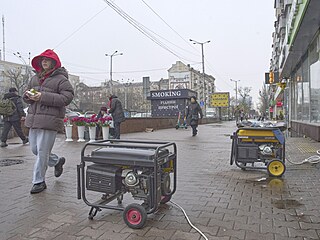 Blackout. Generátory elekt�iny p�ed obchody v Kyjev� po ruském útoku na...