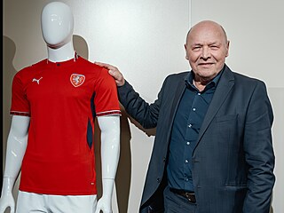 Miroslav Koubek, nový trenér �eské fotbalové reprezentace, pózuje s dresem pro...