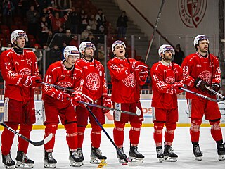 PR�LOMOVÁ SEZONA? Hokejisté Slavie oslavují v Edenu vít�zství, stadion se jim...