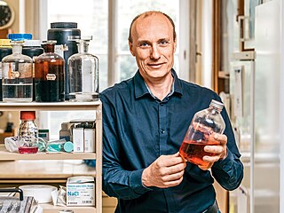 Prof. Ji�í Hrdý (44), Ph.D. z Ústavu klinické imunologie a alergologie 1. LF UK...