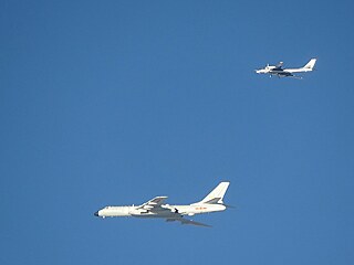 Foto zve�ejn�né japonským ministerstvem obrany ukazuje spole�ný let ruských a...