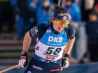 Julia Simonová b�hem sprintu v Hochfilzenu