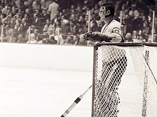 Terry Sawchuk v brance Los Angeles Kings se svou ikonickou maskou.