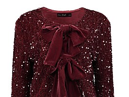 Bl�za s ozdobnými váza�kami vypadá p�kn� i k oby�ejným d�ín�m. Cena 899 K�