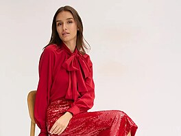 Flitrová sukn� pouzdrového st�ihu a volná halenka tvo�í dokonalou dvojici pro...