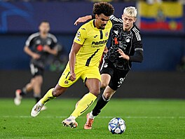 Renato Veiga (vlevo) z Villarrealu a Viktor Dadason z Kodan�.