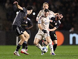 Oscar Gloukh z Ajaxu tan�í mezi hrá�i Karabachu.