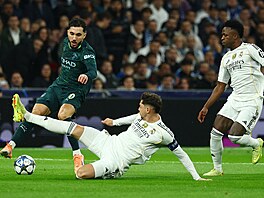 Rayan Cherki (vlevo) z Manchesteru City proti dvojici Federico Valverde (ve...