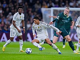 Elegantn� kontroluje mí� Jude Bellingham, sleduje ho Erling Haaland.