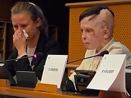 Tlumo�nice se rozplakala, kdy� ukrajinský chlapec v europarlamentu lí�il ruský...