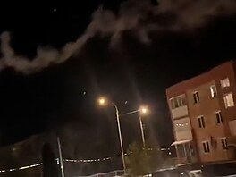 Drony úto�í na Moskvu, m�stem se ozývají výbuchy a stoupá kou�