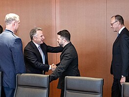 Ukrajinský prezident Volodymyr Zelenskyj (uprost�ed vpravo) si podává ruku se...
