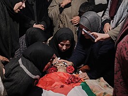 Smute�ní hosté nesou t�lo 16letého Palestince Ammara Sabbaha, který byl zabit...