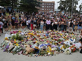 Lidé uctívají ob�ti st�elby na Bondi Beach v Sydney. (15. prosince 2025)