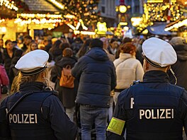 Policie hlídkuje na váno�ních trzích v N�mecku. (ilustra�ní snímek)