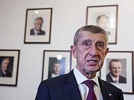 Po uvedení ministr� do jejich ú�ad� se Andrej Babi� p�esunul do své kancelá�e...