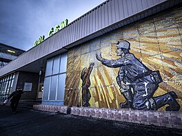 Vstup do areálu zdobí od roku 1979 plastika Vladimíra Neuwirta Horník a d�v�e.