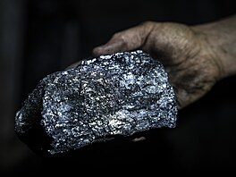 �erné uhlí z Dolu �SM se vyzna�uje nízkým obsahem síry a dal�ích p�ím�sí....