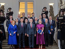 Spole�ná fotografie nov� jmenované vlády a prezidenta Petra Pavla. (15....