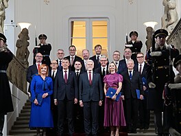 Spole�ná fotografie nov� jmenované vlády a prezidenta Petra Pavla. (15....