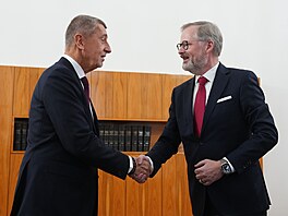 Bývalý premiér Petr Fiala p�edal novému premiérovi Andreji Babi�ovi klí� od...