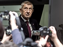 Minist�i nové vlády mí�í na Ú�ad vlády na první jednání autobusem. (15....