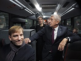 Minist�i nové vlády mí�í na Ú�ad vlády na první jednání autobusem. (15....