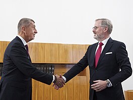 Bývalý premiér Petr Fiala p�edal novému premiérovi Andreji Babi�ovi klí� od...