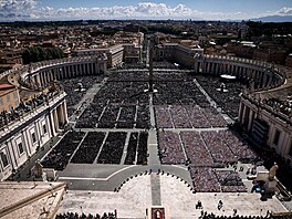 Lidé se ú�astní poh�ební m�e za pape�e Franti�ka ve Vatikánu. (26. dubna 2025)