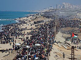 Palestinci, kte�í byli b�hem války na p�íkaz Izraele vysídleni na jih, se vrací...