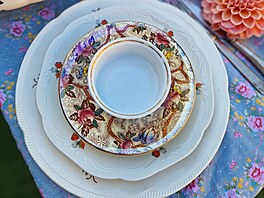 Na stole ráda kombinuju r�zné styly, vzory i materiály.