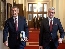 Premiér Andrej Babi� a ministr pr�myslu Karel Havlí�ek p�ichází na zasedání...