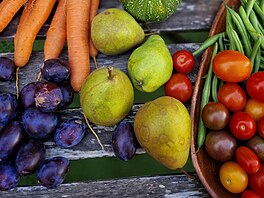 Zeleninu a ovoce, které si sama nevyp�stuju, nakupuju na trhu.