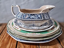 Kousky z mojí sbírky starého porcelánu a keramiky.