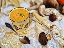 Podzimní atmosféra schovaná v h�ejivé krémové  polévce z dýn� a batát�.