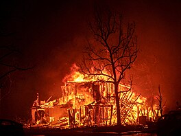 Plameny pohltily budovu p�i po�áru Eaton Fire v Pasaden� v Kalifornii. (8....
