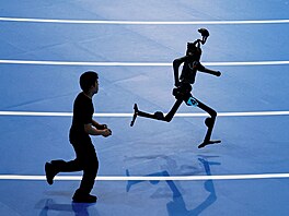 Humanoidní robot spole�nosti Unitree Robotics se ú�astní závodu na 400 metr�...