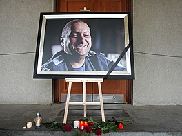 Poslední rozlou�ení s oblíbeným moderátorem Patrikem Hezuckým se koná ve velké...