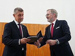 Bývalý premiér Petr Fiala p�edal novému premiérovi Andreji Babi�ovi klí� od...