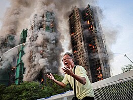 Pan Wong zoufale volá, �e jeho �ena z�stala uv�zn�ná uvnit� Wang Fuk Court...