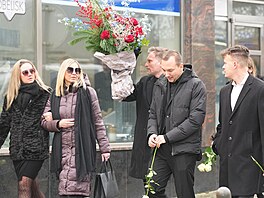 Rozlou�it se s Patrikem Hezuckým p�i�li kolegové z rádia Evropa 2 (12. prosince...