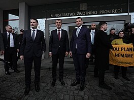 Petr Macinka (Motoristé) p�evzal od Petra Hladíka (vpravo) i ministerstvo...