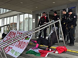 P�ed budovou �T na Kav�ích horách protestovali propalestin�tí demonstranti....