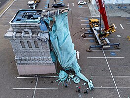 Repliku sochy Svobody p�ed nákupním centrem ve m�st� Guaíba na jihu Brazílie...