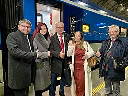 Zástupci p�ti nov� opozi�ních stran odjeli do Bratislavy, aby s tamními kolegy...