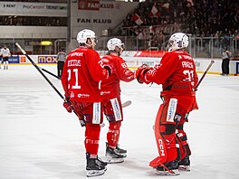 Hokejisté Slavie Jake Gricius (vlevo), branká� Jaroslav Pavelka a Marek Berka...