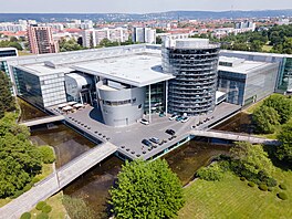 Podnik Gläserne Manufaktur koncernu Volkswagen v Drá��anech.