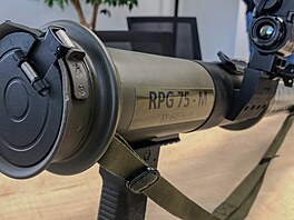 Výroba protitankové zbran� RPG-75 v dílnách Zevety Bojkovice