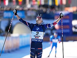 Eric Perrot slaví vít�zství ve stíhacím závod�.