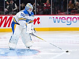 Jordan Binnington rozehrává puk v utkání s Montrealem.